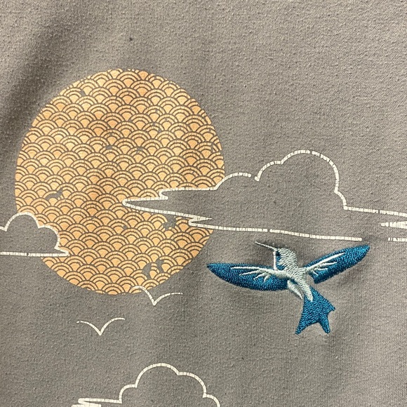 Gray Graphic T-Shirt with Bird and Wave Design - Picture 3 of 12